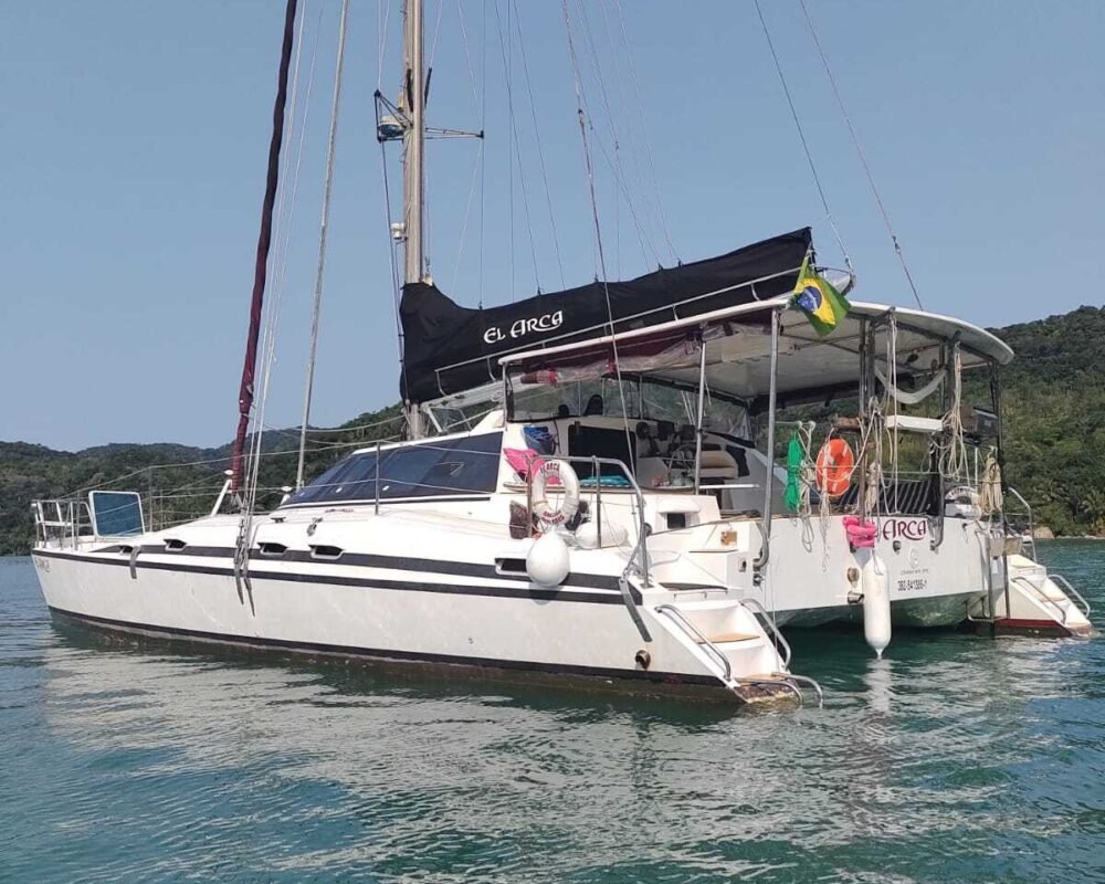 Catamarã Kurt Hughes 43 El Arca ancorado em águas calmas
