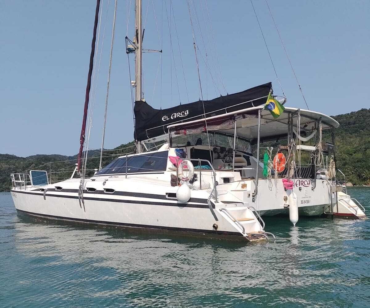 Catamarã Kurt Hughes 43 El Arca ancorado em águas calmas