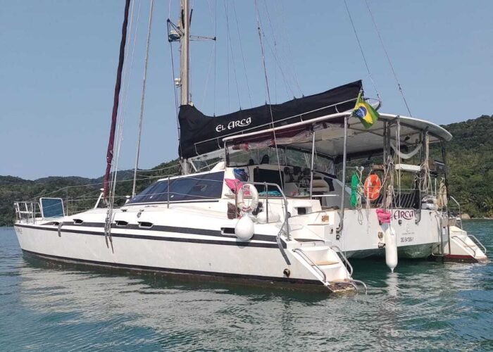 Catamarã Kurt Hughes 43 El Arca ancorado em águas calmas