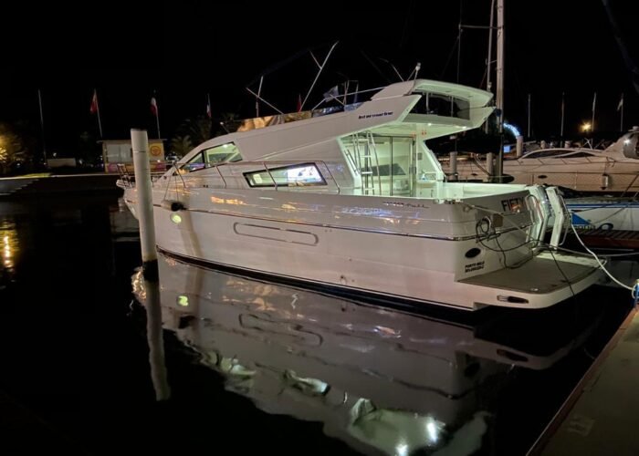 Lancha Intermarine 440 atracada na marina com iluminação noturna