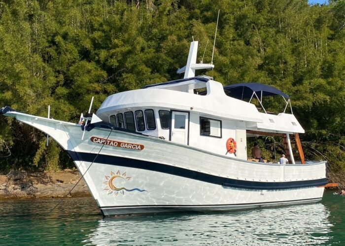 Traineira 50 Capitão Garcia ancorada em enseada de Angra dos Reis