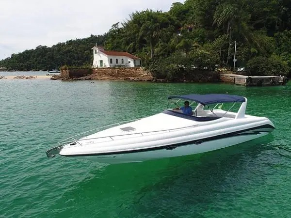 Lancha Runner 330 em Angra