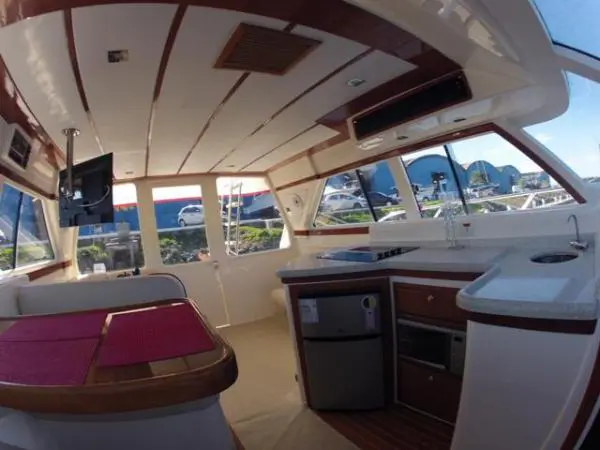 Área interna do Catamarã Mares 40