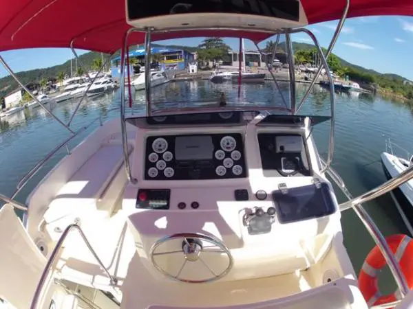 Painel de navegação do Catamarã Mares 40
