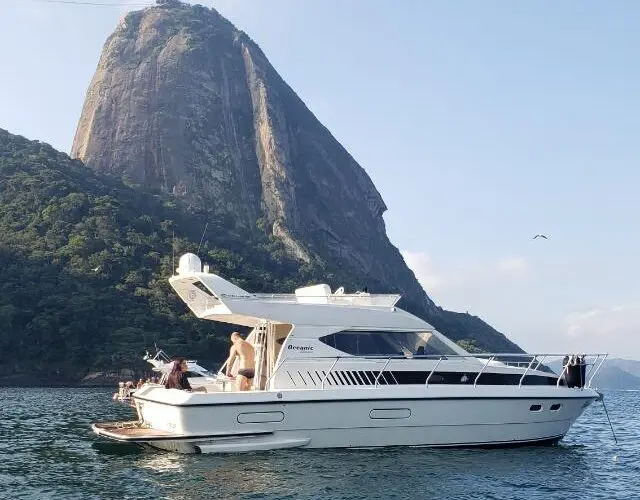 Lancha Oceanic 36 navegando próximo ao Pão de Açúcar, no Rio de Janeiro, durante passeio de barco exclusivo.