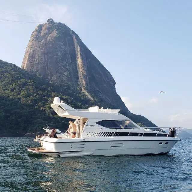 Lancha Oceanic 36 navegando próximo ao Pão de Açúcar, no Rio de Janeiro, durante passeio de barco exclusivo.