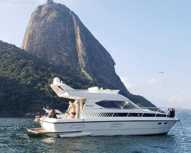 Lancha Oceanic 36 navegando próximo ao Pão de Açúcar, no Rio de Janeiro, durante passeio de barco exclusivo.