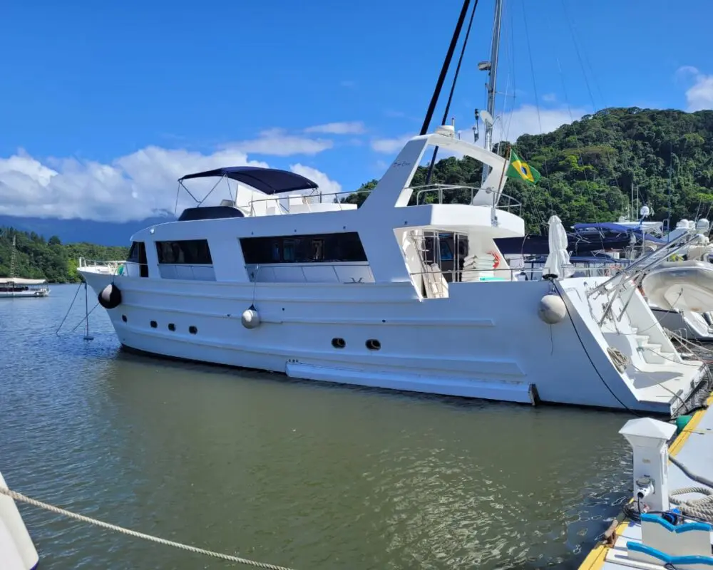 Passeio de Yacht Carbrasmar 82 em Angra dos Reis