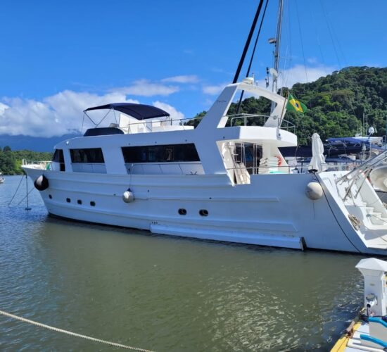 Passeio de Yacht Carbrasmar 82 em Angra dos Reis