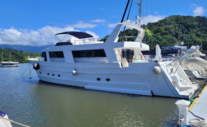 Passeio de Yacht Carbrasmar 82 em Angra dos Reis