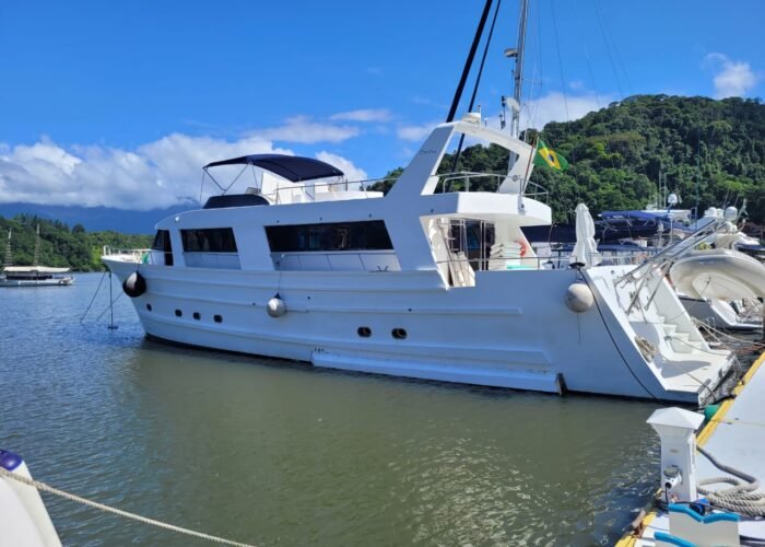 Passeio de Yacht Carbrasmar 82 em Angra dos Reis