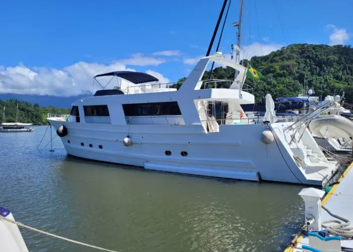 Iate Carbrasmar 82 atracado na marina de Angra dos Reis