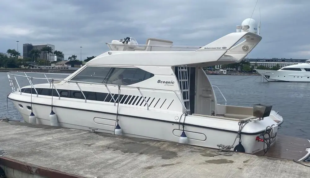 Lancha Oceanic 36 atracada na Marina da Glória, destacando o design e conforto para passeio de barco no Rio de Janeiro.