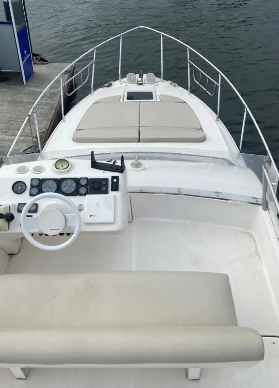 Área frontal da lancha Oceanic 36 com assentos acolchoados, ideal para relaxar durante passeios no Rio de Janeiro.