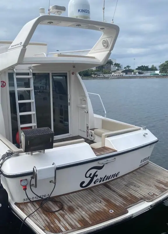 Detalhe da popa da lancha Oceanic 36 com churrasqueira, disponível para passeios no Rio de Janeiro.