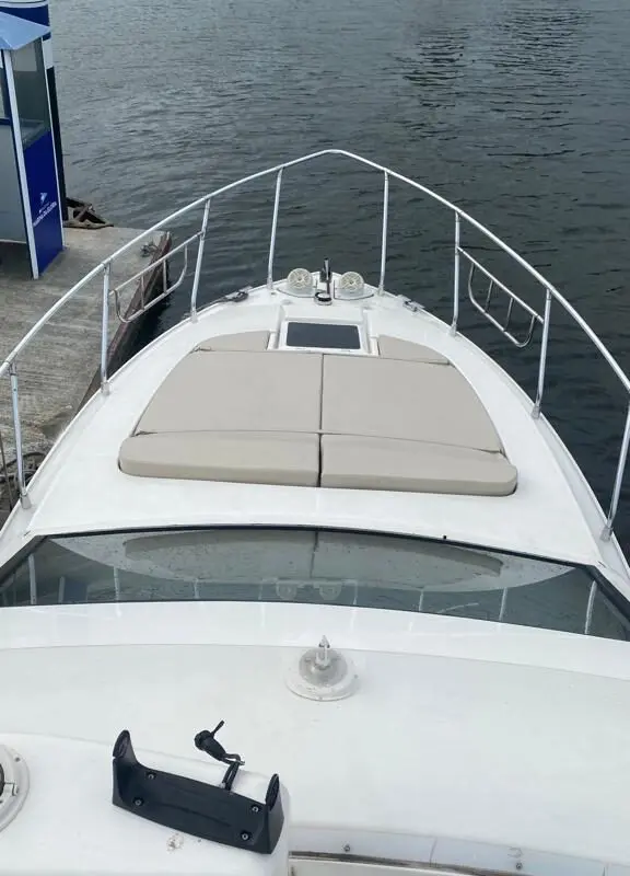 Área frontal da lancha Oceanic 36 com espaço para relaxamento, ideal para passeios de barco no Rio de Janeiro.