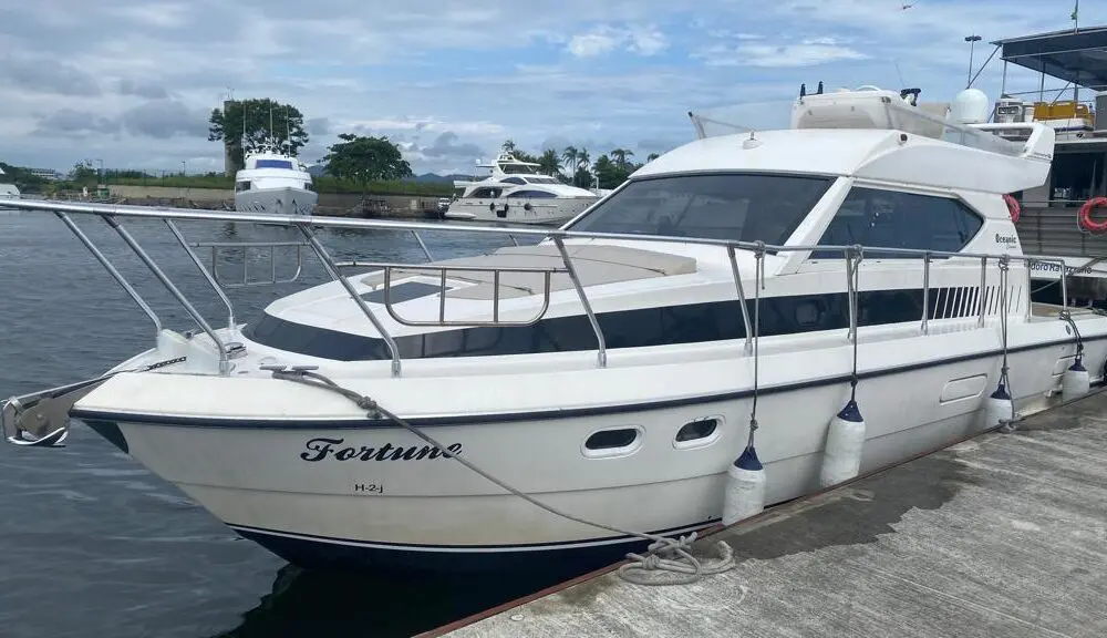 Lancha Oceanic 36 com design moderno, perfeita para aluguel de lancha no Rio de Janeiro.
