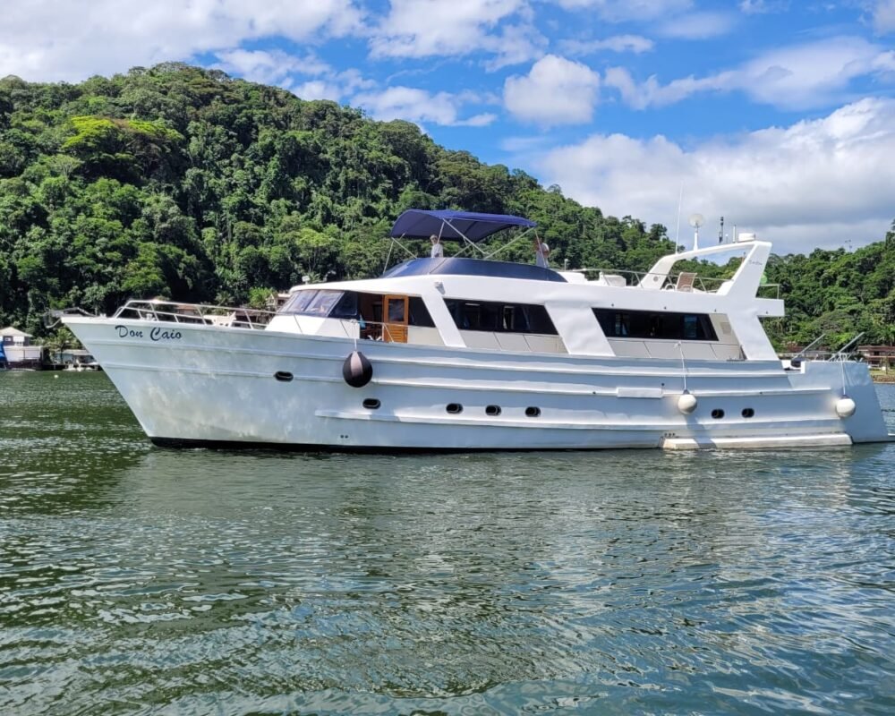Iate Carbrasmar 82 ancorado em Angra dos Reis com vista lateral sobre o mar