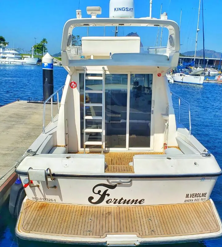 Vista traseira da lancha Oceanic 36 atracada na Marina da Glória, ideal para aluguel de lancha no Rio de Janeiro.