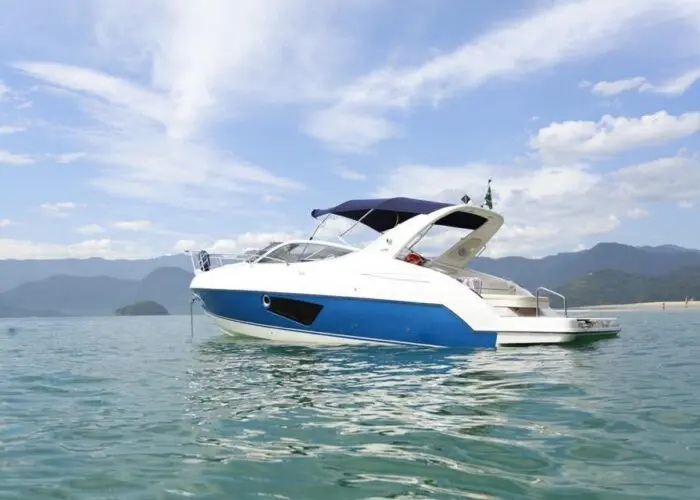 Lancha Phantom 30.3 ancorada em mar calmo com design esportivo