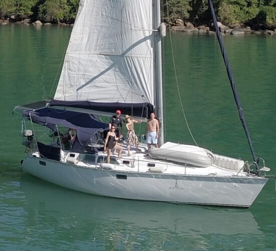 Aluguel e passeio de Veleiro Hunter Legend 38. Barco em Angra dos Reis, Ilha Grande, Paraty.