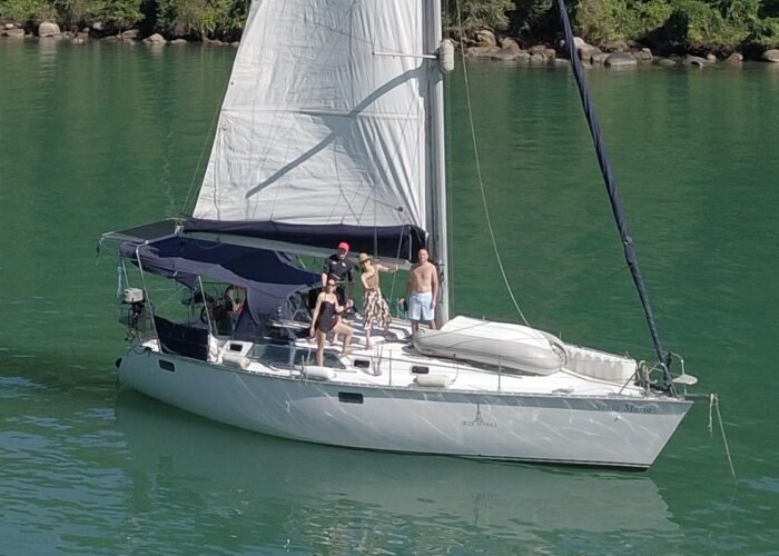 Aluguel e passeio de Veleiro Hunter Legend 38. Barco em Angra dos Reis, Ilha Grande, Paraty.
