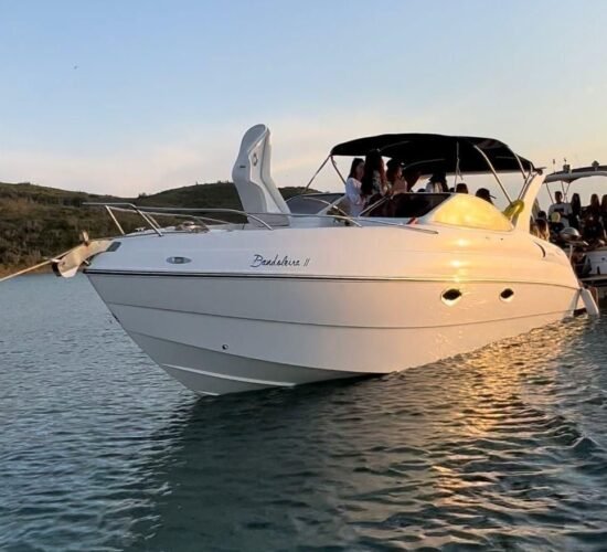 Aluguel e passeio de Lancha Coral 31 pés em Cabo Frio branca parada no mar. Barco em Arraial do Cabo, Cabo Frio