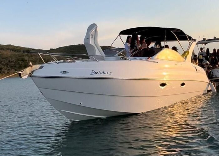 Aluguel e passeio de Lancha Coral 31 pés em Cabo Frio branca parada no mar. Barco em Arraial do Cabo, Cabo Frio