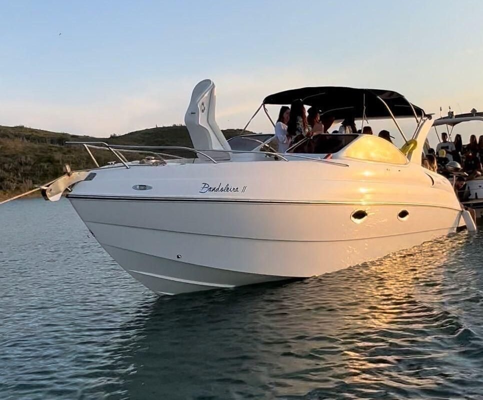 Aluguel e passeio de Lancha Coral 31 pés em Cabo Frio branca parada no mar. Barco em Arraial do Cabo, Cabo Frio