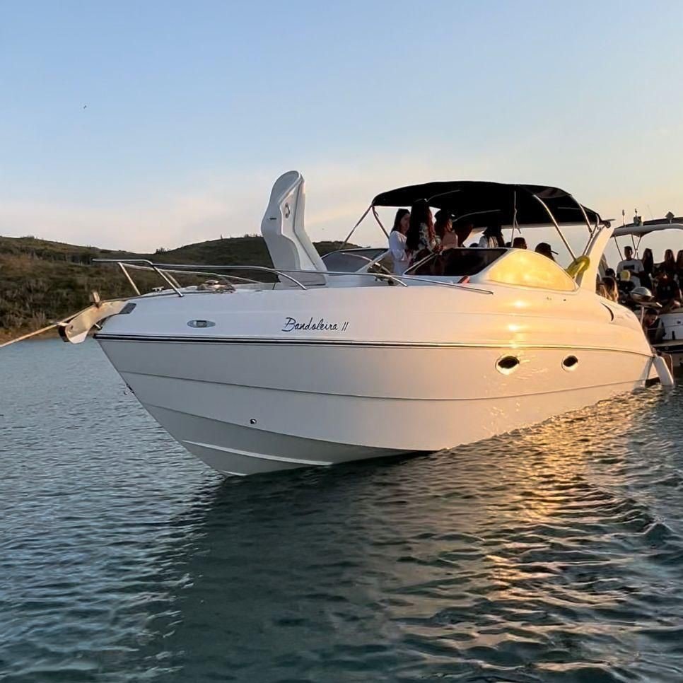 Aluguel e passeio de Lancha Coral 31 pés em Cabo Frio branca parada no mar. Barco em Arraial do Cabo, Cabo Frio