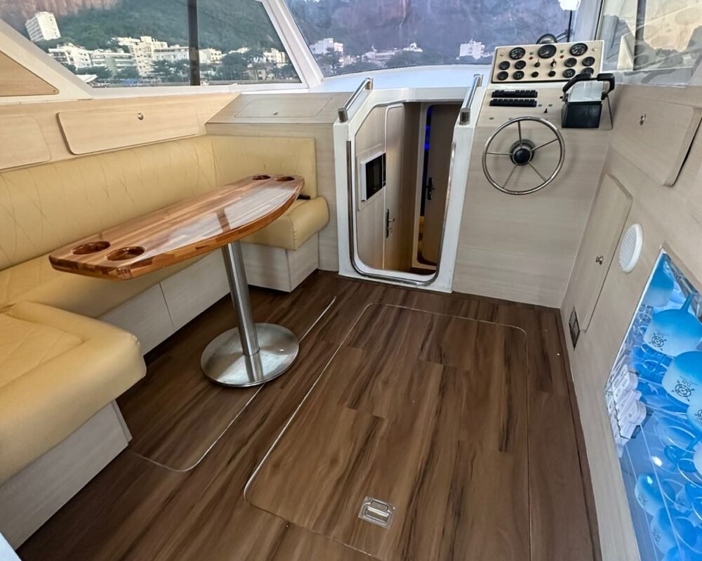 Área interna da lancha.