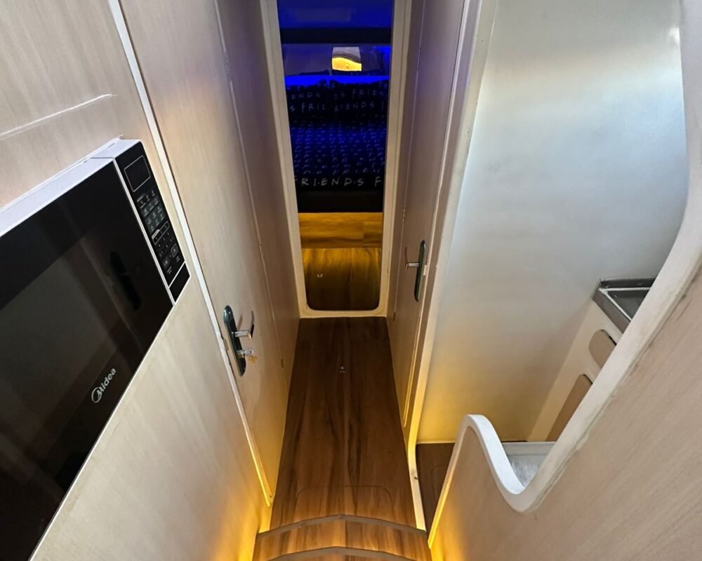 Área interna da lancha.