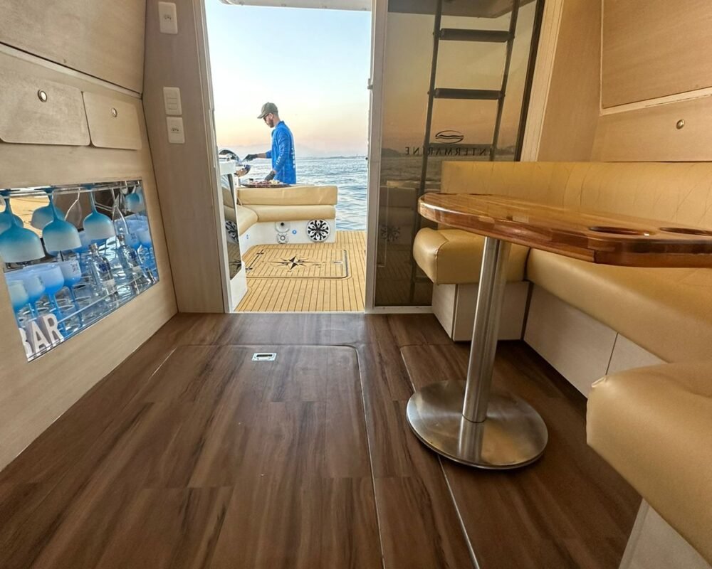 Área interna da lancha.