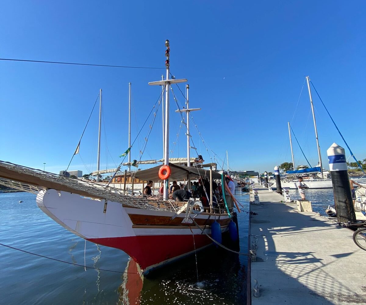 Escuna tradicional de madeira atracada na Marina da Glória, Rio de Janeiro, pronta para passeio privativo.