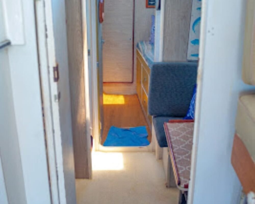Corredor interno da lancha Carbrasmar 39 com acesso à cabine
