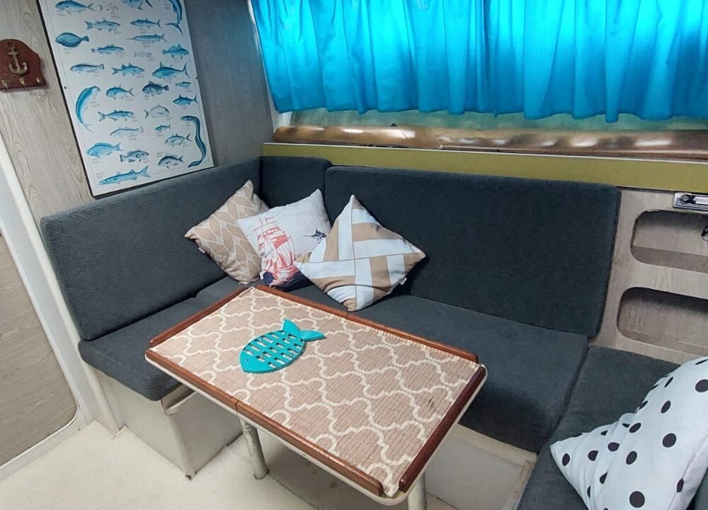 Sala com sofá em L e decoração temática náutica