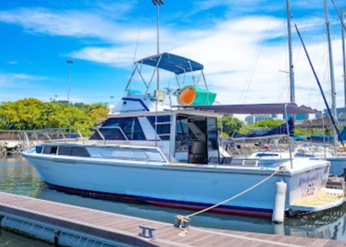 Lancha Carbrasmar 39 ancorada no píer no Rio de Janeiro