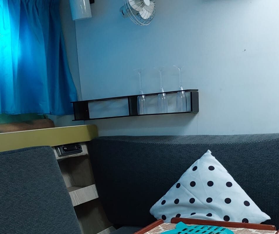 Mesa interna com ventilador e taças na parede