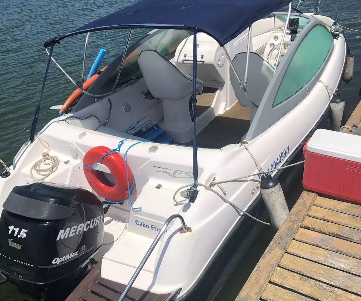 Lancha FS 210 atracada em píer de Búzios, pronta para passeio de lancha privativo. Combustível incluso e capitão experiente.