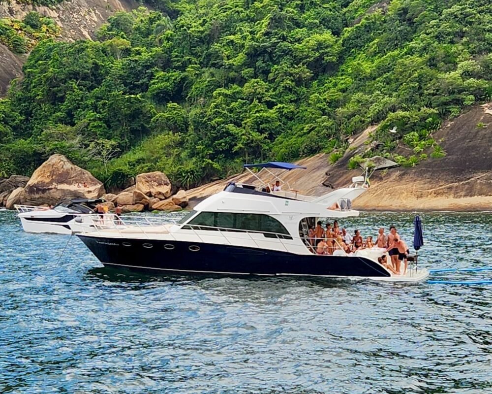 Lancha Tecnomarine 50 FVII ancorada durante passeio