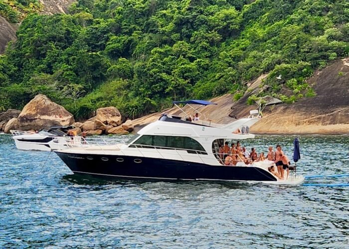 Lancha Tecnomarine 50 FVII ancorada durante passeio