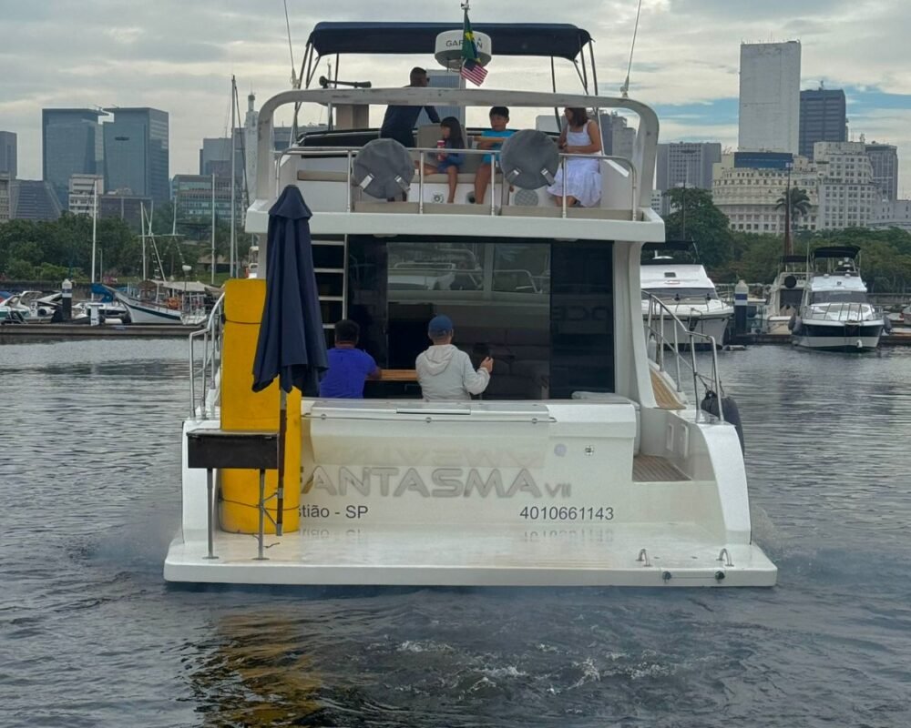 Lancha Tecnomarine 50 navegando com passageiros aproveitando a área do flybridge e a paisagem ao redor.