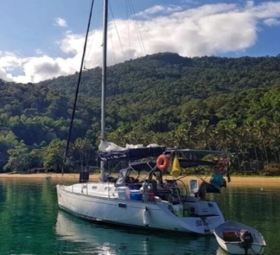 Aluguel e Passeio de Veleiro B&B 36 - Barco em Ubatuba