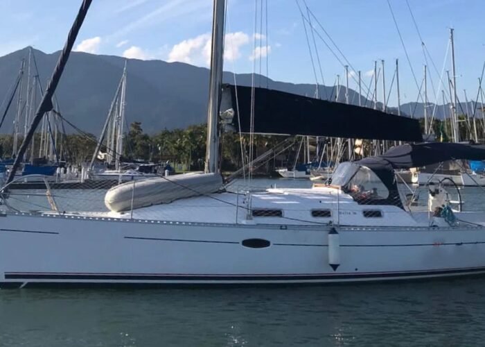 Veleiro Delta 36 ancorado em Angra dos Reis com montanhas ao fundo.
