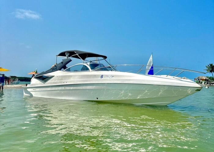 Lancha Alfa 300 para aluguel em Maria Farinha, PE, ideal para passeios de barco com até 10 pessoas, combustível e capitão inclusos.