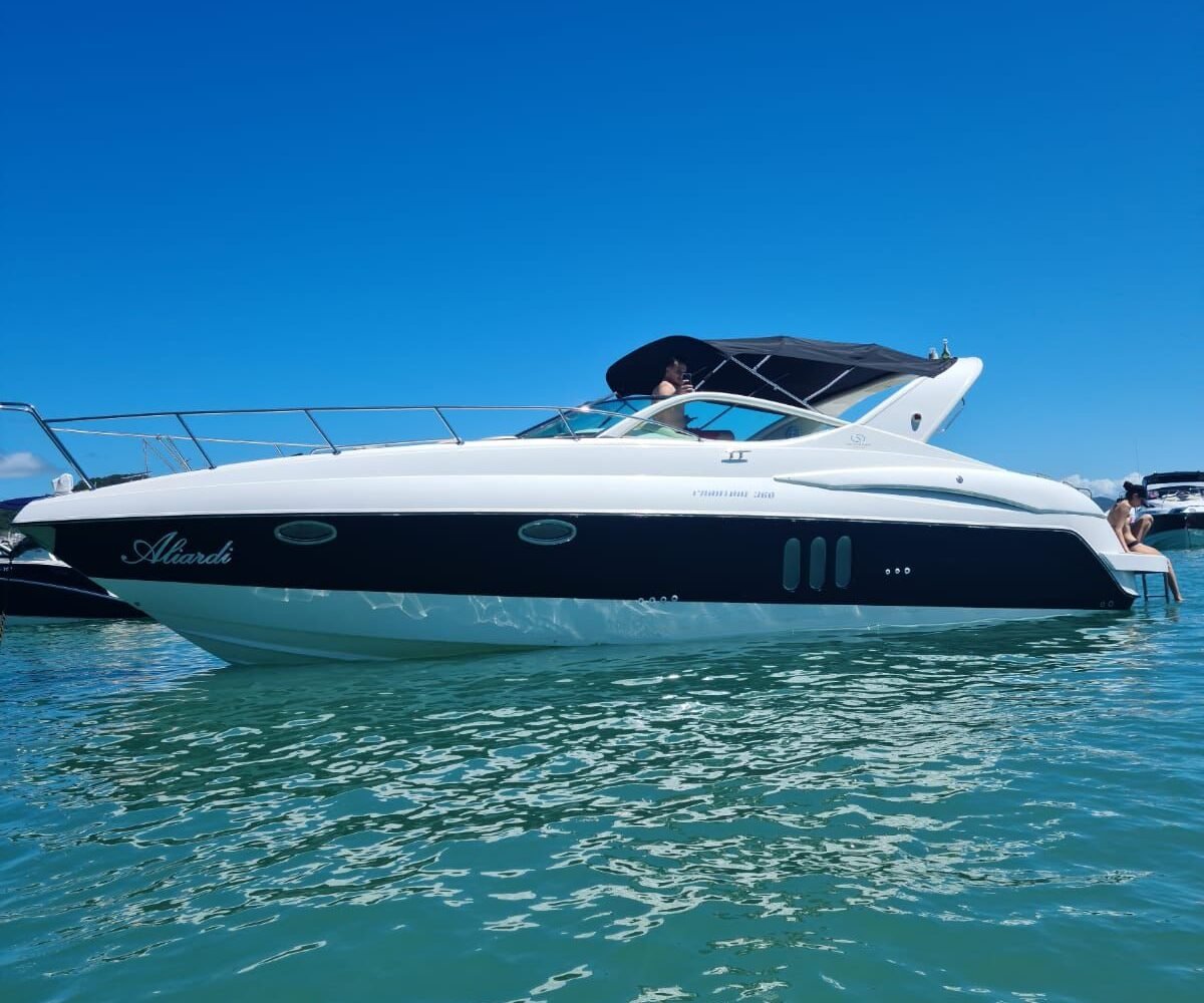 Lancha Phantom 36 navegando em águas calmas, disponível para passeios em Florianópolis.