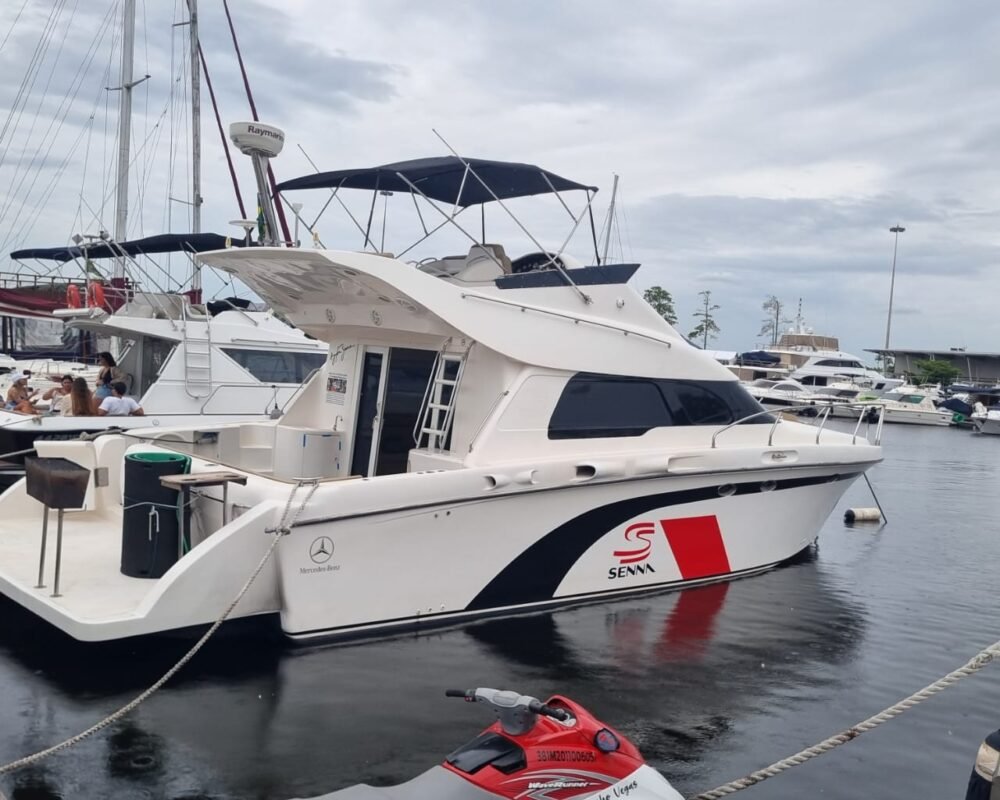 Lancha Senna 42 atracada na marina no Rio de Janeiro, disponível para aluguel de lancha e passeios exclusivos.