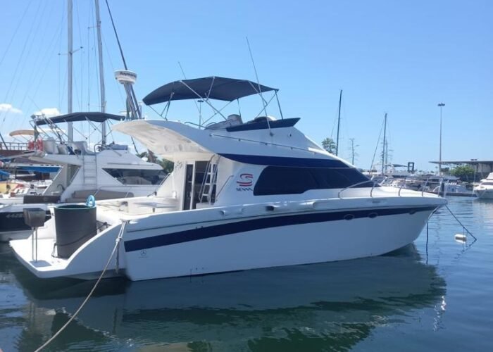 Vista lateral da Lancha Senna 42 atracada na marina, ideal para passeios de barco privativos no Rio de Janeiro.