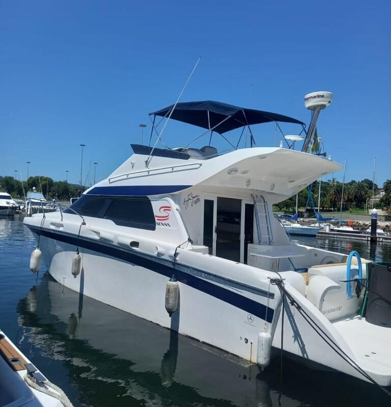 Vista lateral da Lancha Senna 42 atracada na marina, ideal para passeios de barco privativos no Rio de Janeiro.