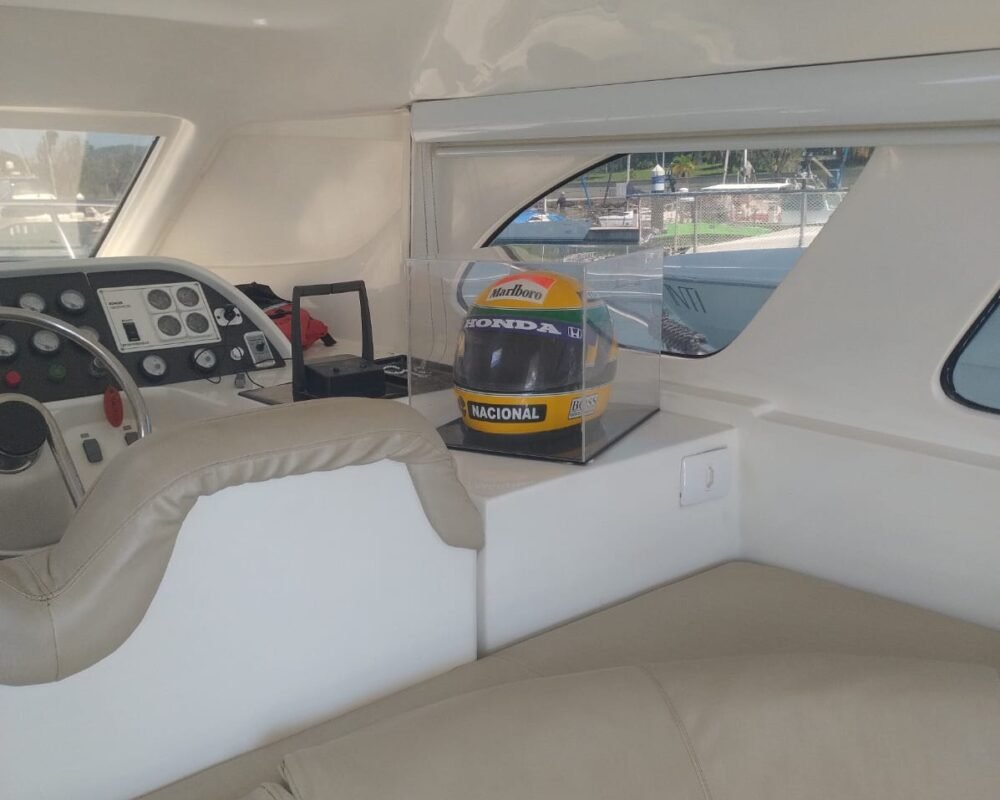 Detalhes da cabine de comando na Lancha Senna 42, disponível para passeios de barco no Rio de Janeiro.